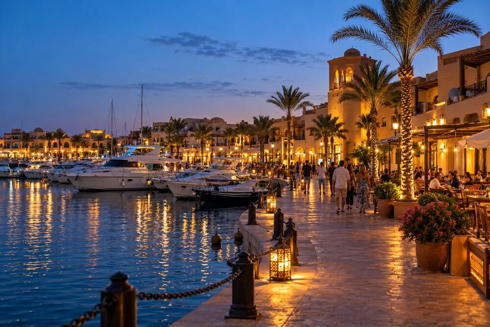 Port Ghalib marina wieczorem z restauracjami i promenadą