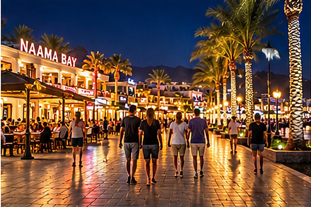 Wieczorna promenada Naama Bay z kawiarniami i spacerującymi turystami