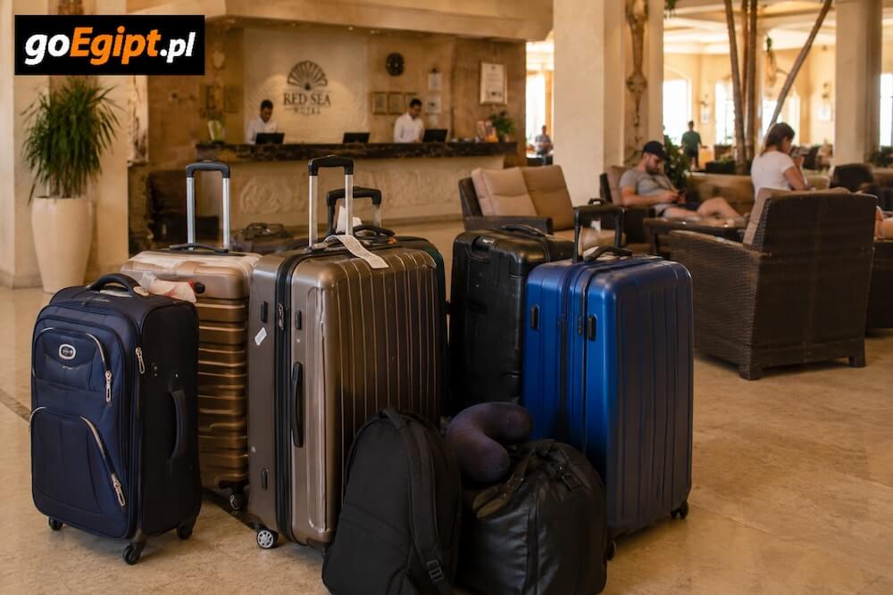 Walizki w lobby hotelu w Egipcie po wymeldowaniu przed transferem