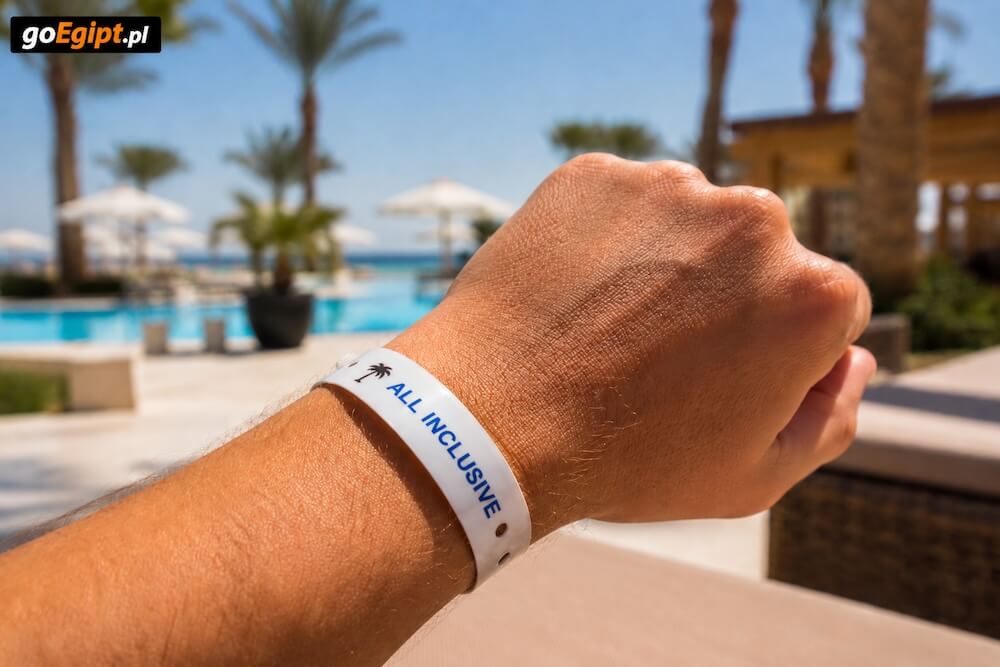 Opaska all inclusive na ręku turysty w hotelu w Egipcie