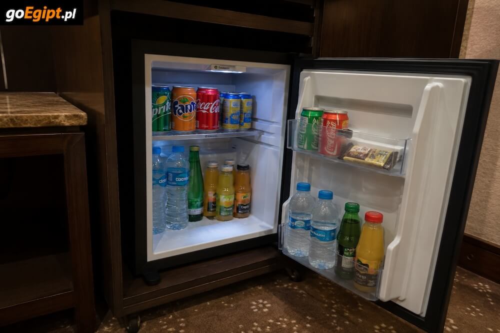 Minibar w hotelu w Egipcie z wodą i napojami bezalkoholowymi
