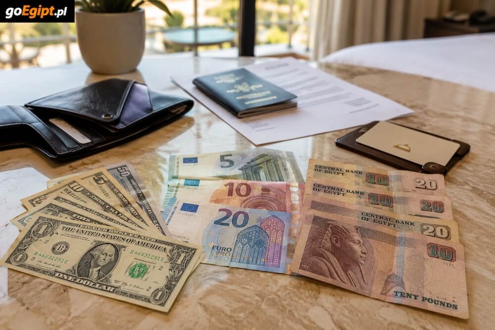 Drobne dolary euro i funty egipskie na napiwki w hotelu w Egipcie
