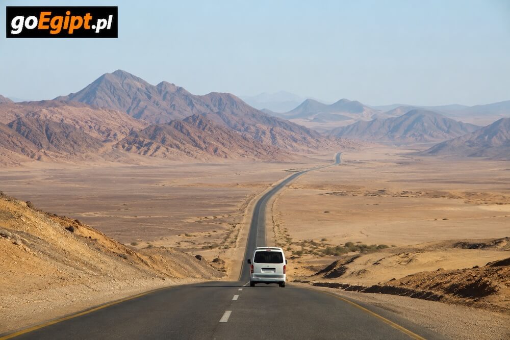 Długi transfer z lotniska do hotelu w Marsa Alam w Egipcie