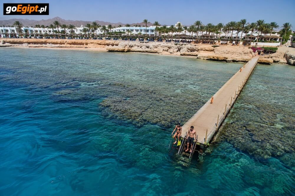 Pomost do snorkelingu przy hotelowej rafie w Egipcie