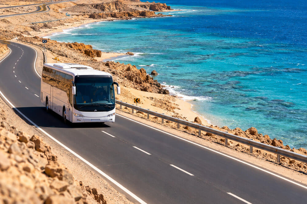 Autokar turystyczny na nadmorskiej trasie Hurghada Marsa Alam