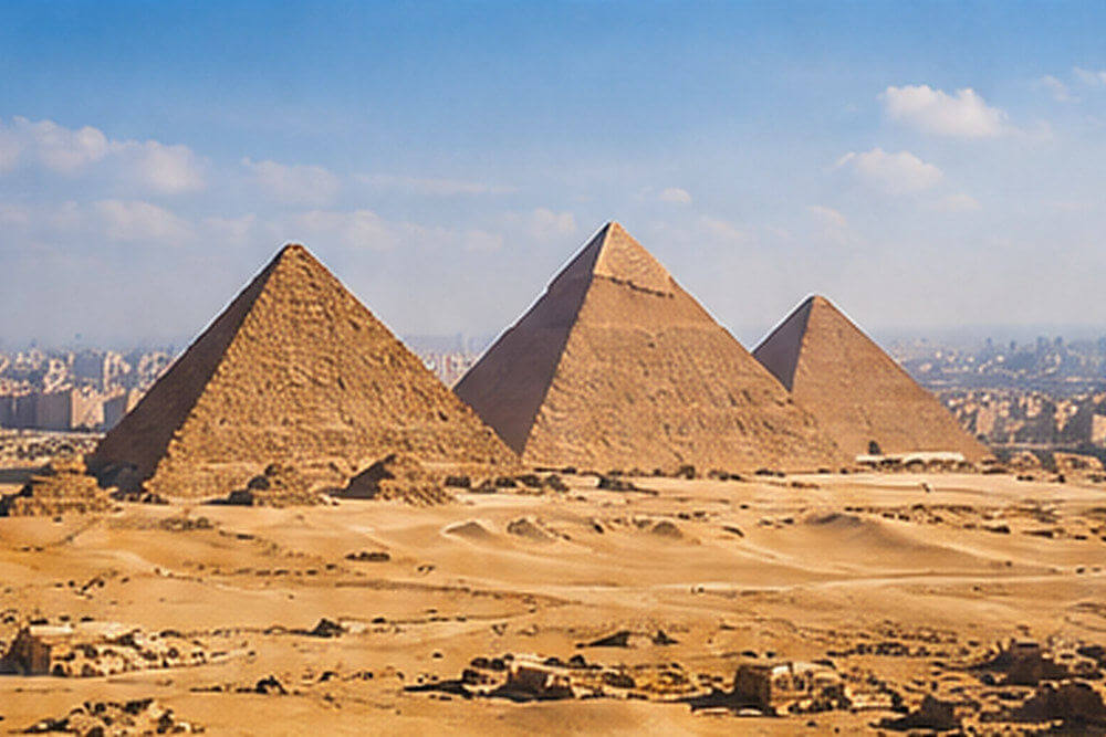 Trzy piramidy królewskie na płaskowyżu Giza w słoneczny dzień