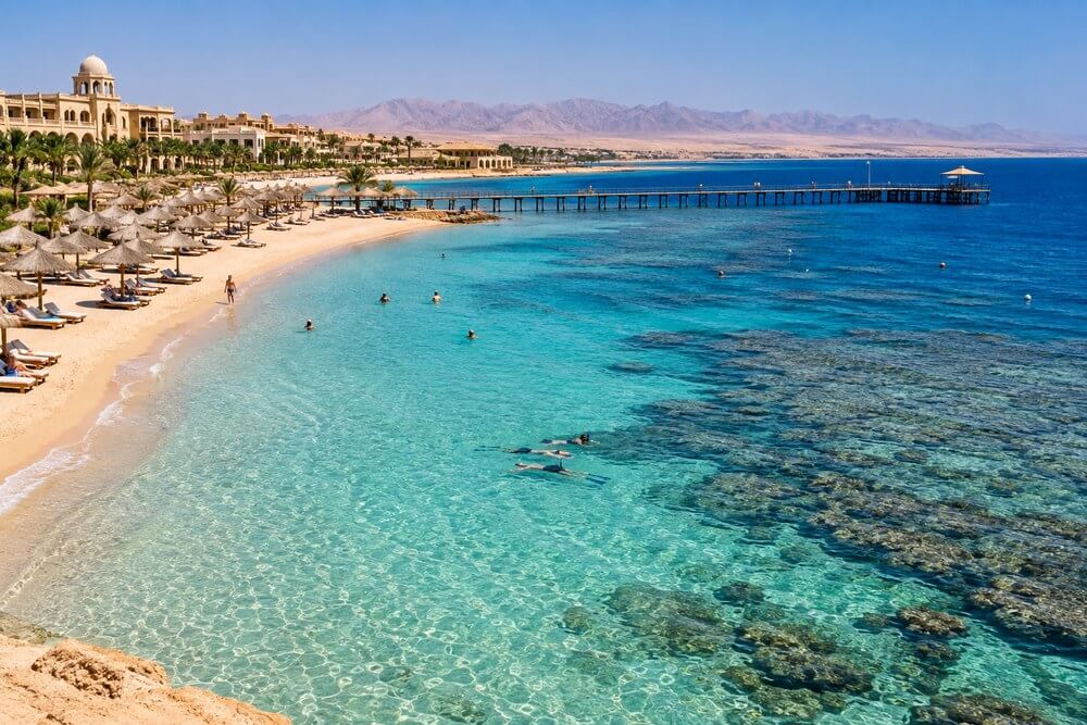 Piaszczysta plaża i pomost nad rafą w Sahl Hasheesh