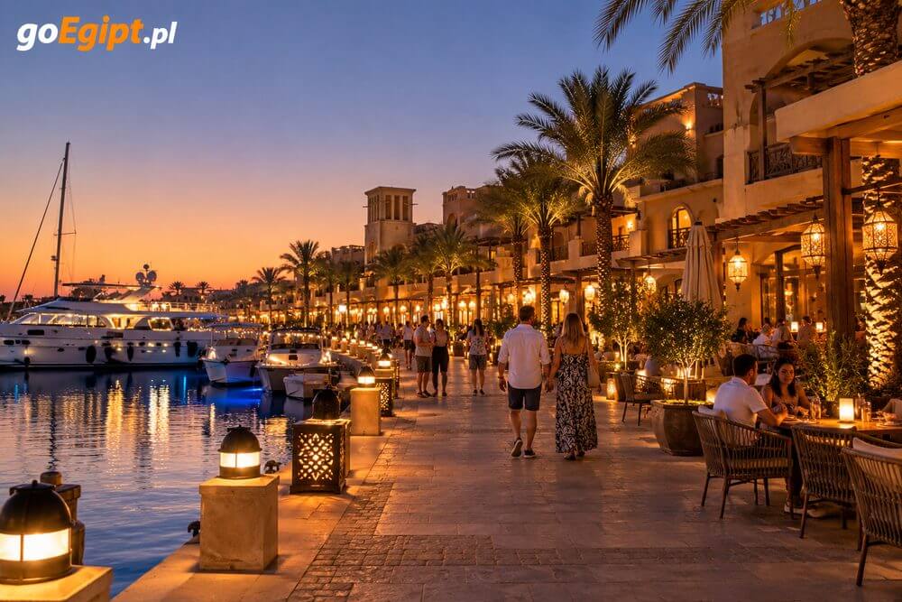 Wieczorna promenada i restauracje przy marinie Port Ghalib