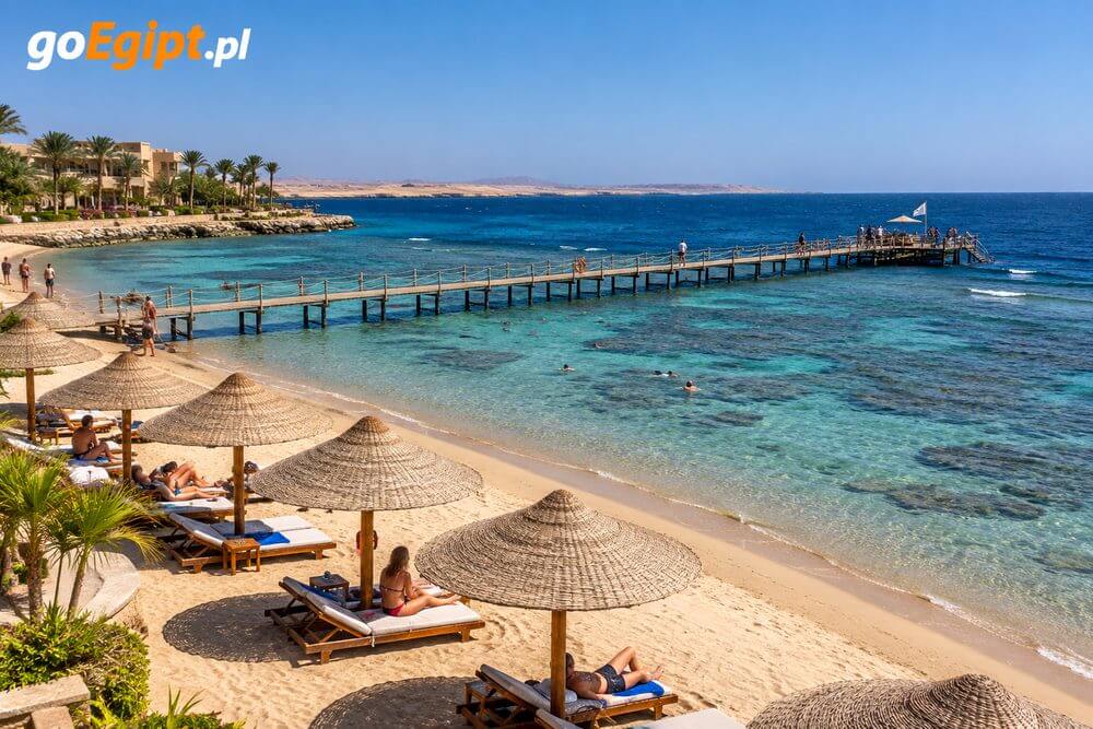 Plaża hotelowa i pomost prowadzący do rafy w Port Ghalib