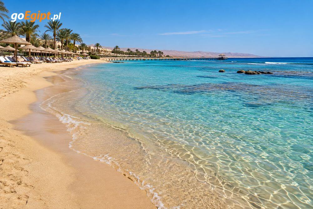 Piaszczysta plaża i wejście do morza w Makadi Bay