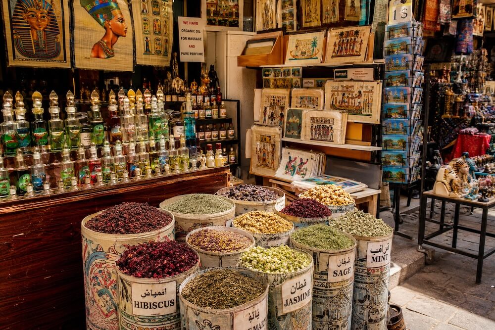 Egipski bazar z przyprawami, hibiskusem i pamiątkami dla turystów