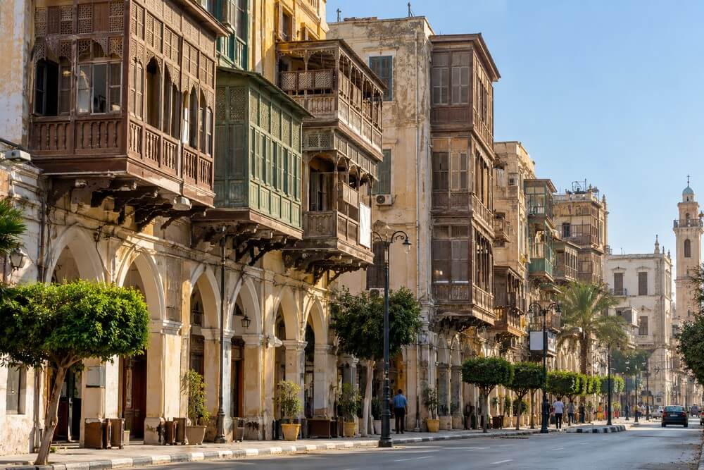 Drewniane balkony historycznych kamienic w Port Said