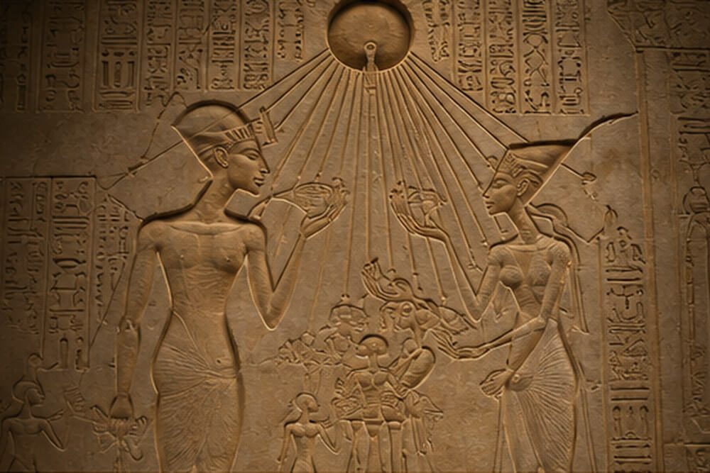 Rekonstrukcja reliefu Echnatona i Nefertiti z córkami pod promieniami Atona