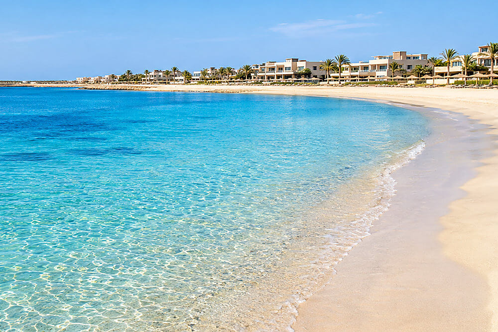 Wizualizacja turkusowej zatoki i plaży w Almaza Bay