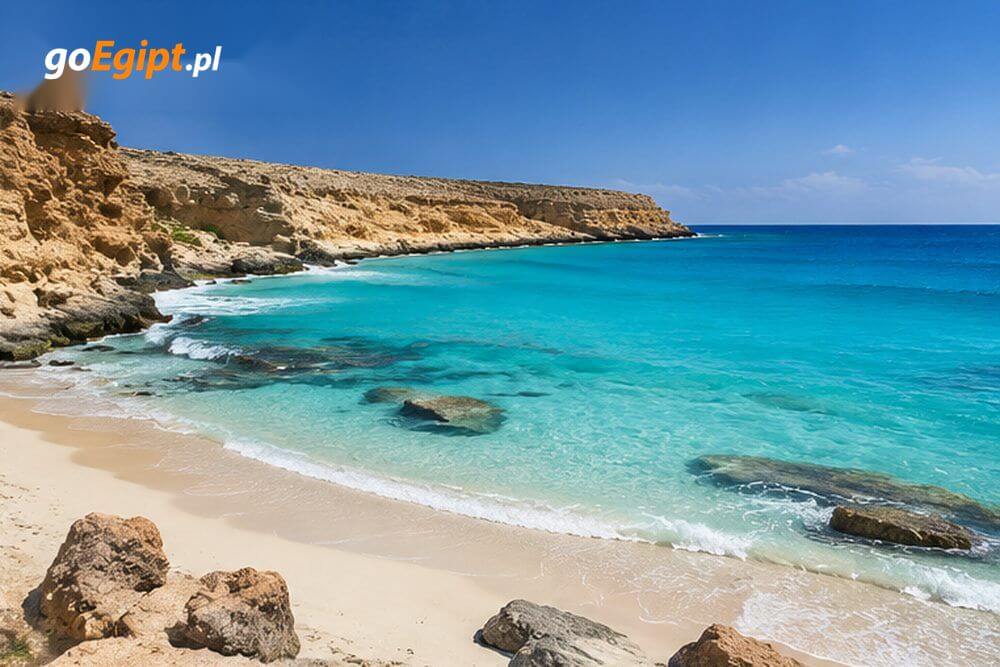 Piaszczysta plaża i turkusowa woda w Marsa Matruh