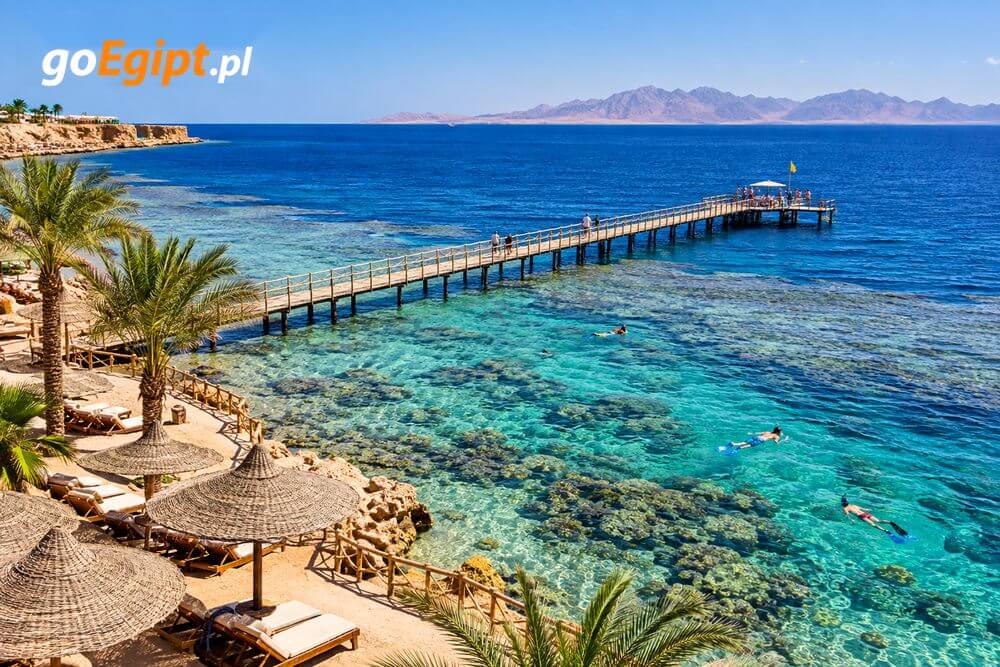 Długi pomost i płytka rafa w Nabq Bay w Sharm el Sheikh