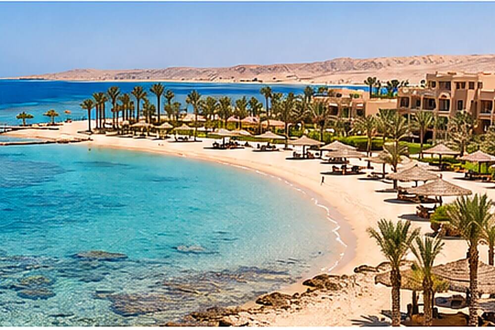 Hotelowa zatoka z rafą przy brzegu w Marsa Alam