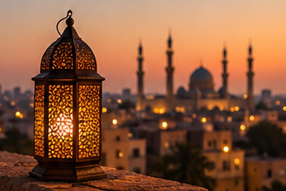 Ramadanowy lampion na tle meczetu w Egipcie