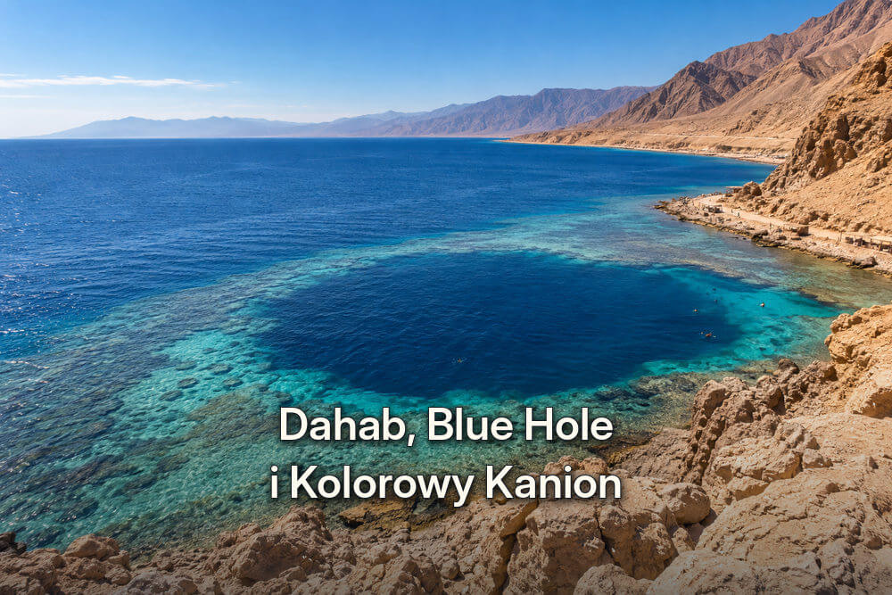 Panoramiczny widok na turkusową rafę, ciemnoniebieską formację Blue Hole i skaliste wybrzeże Synaju w okolicach Dahab