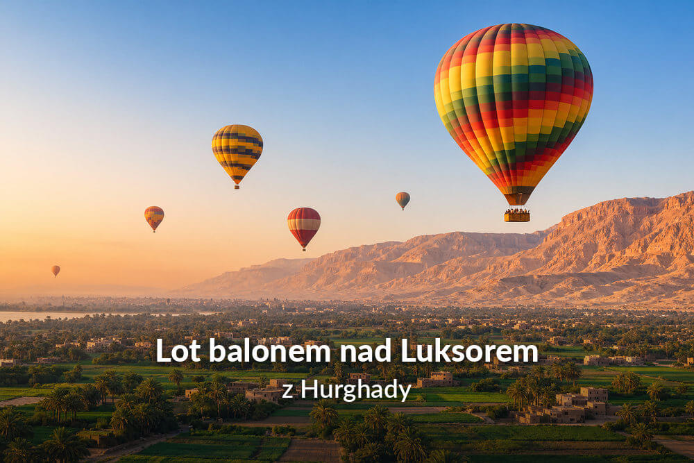 Kolorowe balony na ogrzane powietrze unoszące się o świcie nad zielonymi polami doliny Nilu i pustynnymi wzgórzami w okolicach Luksoru