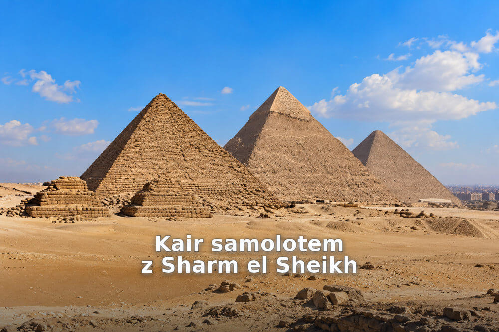 Panorama trzech piramid na płaskowyżu Giza w Egipcie, pod błękitnym niebem