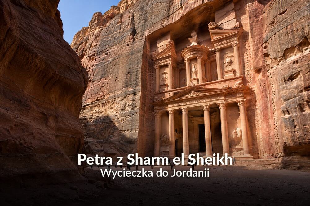 Ilustracyjny widok Skarbca Al-Khazneh w Petrze w Jordanii, otoczonego monumentalnymi ścianami skalnymi