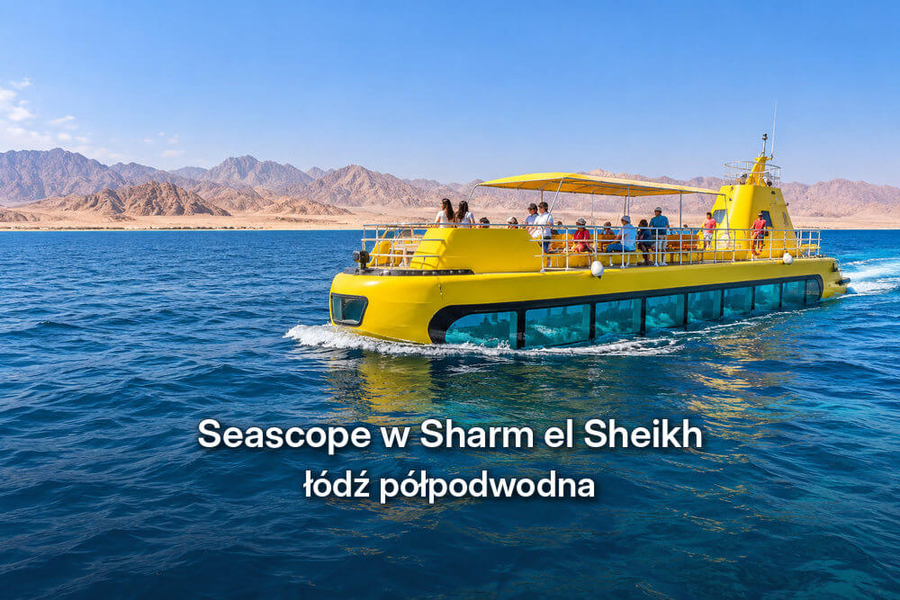 Żółta łódź półpodwodna Seascope z pasażerami na Morzu Czerwonym, na tle pustynnych gór Synaju