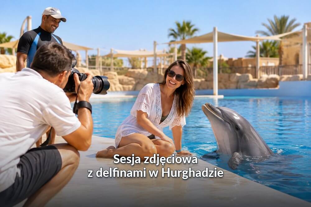 Fotograf wykonuje zdjęcie kobiecie pozującej przy basenie obok delfina, pod nadzorem opiekuna zwierzęcia