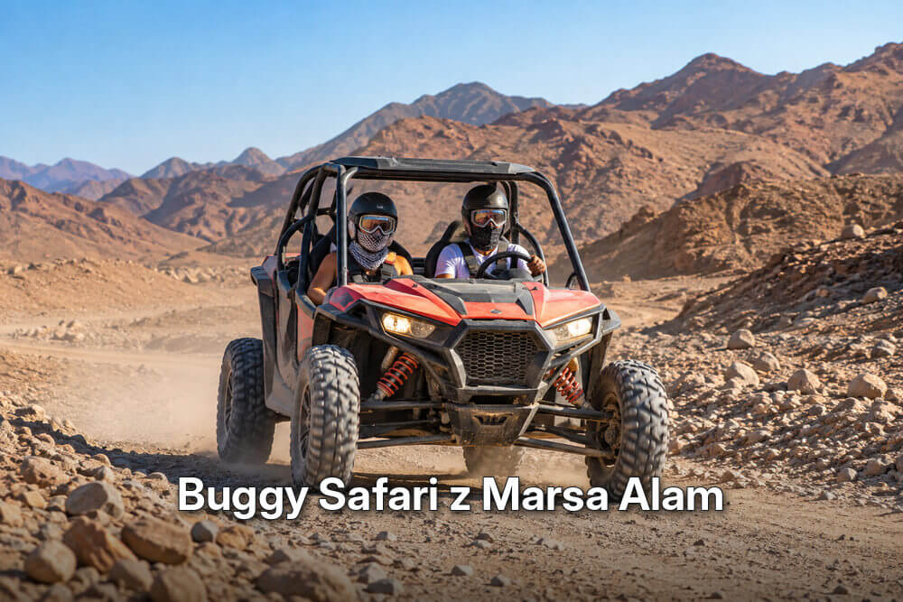 Dwuosobowe buggy z uczestnikami w kaskach jedzie po kamienistej pustyni na tle gór w regionie Marsa Alam