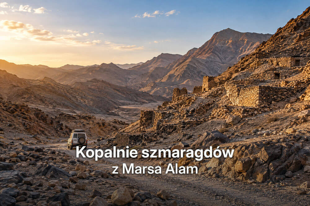 Samochód terenowy na kamienistej drodze wśród gór Pustyni Wschodniej i pozostałości dawnych kamiennych zabudowań